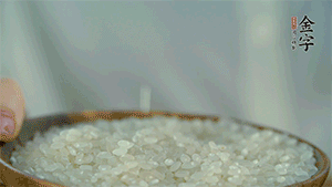 大米、糯米混合上電飯鍋蒸熟。