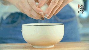 雞蛋液打散，可以加點鹽和黃酒，邊煎邊用筷子攪拌。