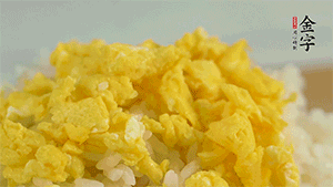 將雞蛋碎、西蘭花碎和放涼的米飯混合，用少許鹽、橄欖油調(diào)味。