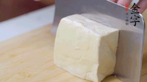 老豆腐切片，浸水備用。