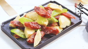 熱油下鍋，依次下金字香腸、萵筍、冬筍，均勻翻炒。