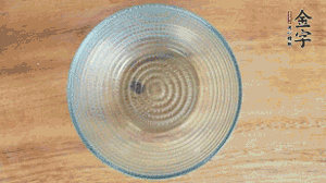 取一個碗，香菇倒放，香腸片圍繞鋪成圓形，加炒好的米飯壓實。