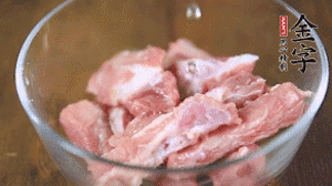 切成小段的排骨洗凈后，加姜片焯水3分鐘。