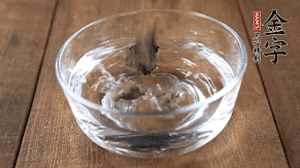 黑木耳泡發(fā)備用。