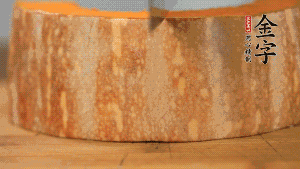 南瓜去皮洗凈后，切成規(guī)則的長(zhǎng)方形。