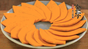 秋葵、南瓜交叉擺在盤(pán)中，然后香腸片置于上面，擺成花環(huán)狀。