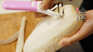 蘿卜去皮，切成絲。（如果用擦菜板，不能選擦成太碎的）