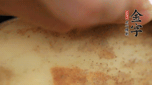 金字香腸切片，藕去皮切薄片備用。