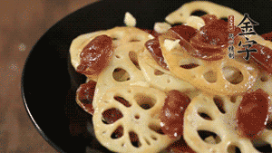 出鍋前加少許鹽調(diào)味，撒上蔥花即可。