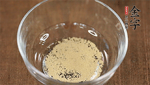 純牛奶溶解稀釋酵母。