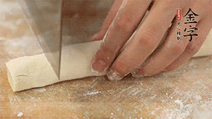 均勻切段后搓成長條狀，繞到香腸上，以紅豆點(diǎn)綴眼睛。