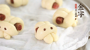 上鍋大火蒸20分鐘后，關(guān)火燜5分鐘就可以了。