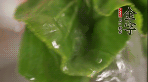 小青菜從根部掰開，分別洗凈。