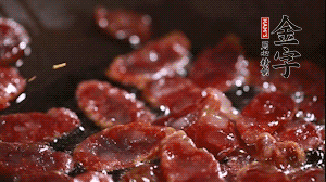 鍋中油7成熱時，香腸片翻炒均勻，然后依順序加胡蘿卜絲、小青菜、面條。