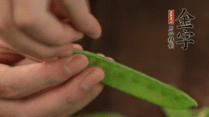 荷蘭豆去掉兩端老筋，洗凈備用。