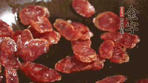 鍋中油7成熱時(shí)，，先放香腸煸香，再放荷蘭豆、小玉米均勻翻炒。（可淋點(diǎn)料酒或清水讓香腸口感軟一些）