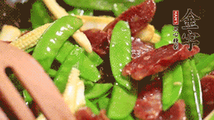 出鍋前加少許鹽調(diào)味就可以啦！