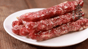 金字香腸切成薄片。