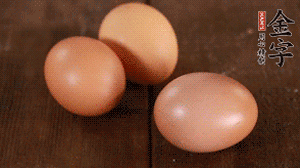 雞蛋加鹽打散1分鐘。