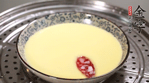 將香腸片均勻鋪上，繼續(xù)蒸6分鐘。