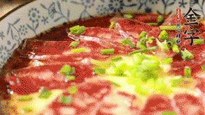 出鍋前淋上少許生抽、香油調(diào)味，撒上蔥花就可以了。