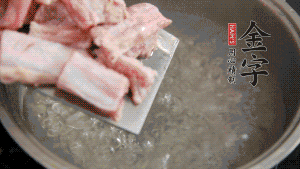 剁成塊狀的排骨洗凈，放入沸騰的鍋中，加姜片汆燙，2分鐘后撈出備用。