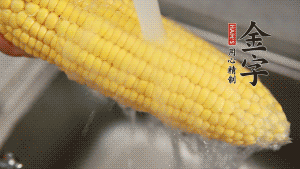 蓮藕切塊、玉米切段、荸薺削皮。