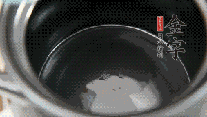 依次把排骨、玉米、蓮藕、荸薺放入砂鍋中。（根據(jù)食材的難易熟度放置，難熟的放下面，其他湯品也是一樣。）