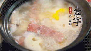 出鍋前加適量鹽調(diào)味，撒香菜點綴就可以啦。