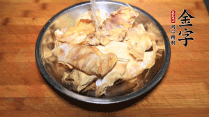 筍干冷水泡發(fā)至軟，切成小段，生姜切成片備用。