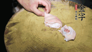 新鮮豬蹄切成塊狀，冷水入鍋，加姜片、黃酒汆燙3分鐘，出鍋后洗凈。（要先將豬蹄的蹄甲和毛處理干凈，如果有毛扎扎的感覺，非常影響口感。大火燒開后，撇去血沫，要多撇幾遍至干凈，這樣才可使湯色更鮮亮、清淡不油膩。）