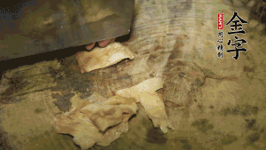 加適量溫水淹沒食材，大火燉至水沸后再小火慢燉1小時(shí)，出鍋前10分鐘加枸杞。（焯過水后的豬蹄不應(yīng)再用涼水，用溫水燉煮更容易軟爛。也可以用高壓鍋或者有煲湯功能的電飯煲，省時(shí)又便于入味。）