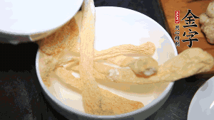 竹蓀淡鹽水泡發(fā)后，剪去菌蓋頭（封閉的一端），切成小段。生姜切片，蔥切段備用。