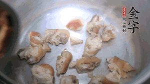 煎至兩面略金黃時(shí)，加適量熱水燉至奶白。