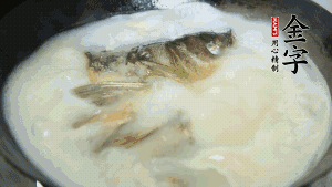 然后加竹蓀段、姜片、枸杞、火腿片，以少量鹽、黃酒調(diào)味，大火燉煮10分鐘。