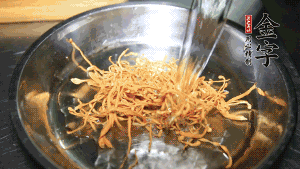 蟲(chóng)草花用涼水浸泡10分鐘，干香菇溫水泡發(fā)至軟去蒂備用。蓮子、紅棗也可一同清洗干凈。