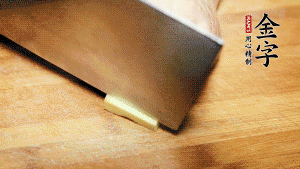 將雞、生姜片、火腿片放入砂鍋中，注入清水淹沒(méi)雞身。（燉湯最適宜冷水下鍋，隨著水溫的慢慢升高，原料會(huì)充分釋放出營(yíng)養(yǎng)。）