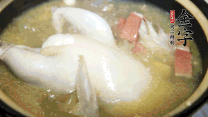 煮沸時(shí)加入蟲(chóng)草花、香菇、紅棗，以料酒調(diào)味繼續(xù)小火燉煮1小時(shí)左右。