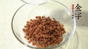 【月餅餡】2．火腿丁、白砂糖、蜂蜜攪拌腌漬2小時(shí)。