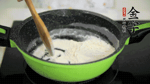 【月餅餡】3．把面粉放入干凈的炒鍋，小火加熱不斷翻炒，至呈微黃色熟透。在腌漬好的火腿丁中加熟面粉，拌勻后，加黃油拌勻揉搓成12個(gè)小球，放冰箱冷藏備用。