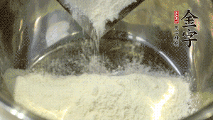 【油皮】1．將油皮材料放入料盆中，緩緩加100ml水，攪拌成雪花片狀。在案板上反復(fù)揉搓成有一定筋度的光潔面團(tuán)，搓成12個(gè)團(tuán)子。