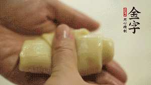 【包月餅】1．面劑兩頭向中間捏緊， 把光滑一面向下，按扁后搟成圓形面皮。餡料放在面皮中心，把餡料包緊，捏緊收口。