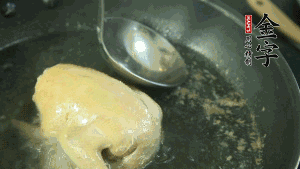 鴿子去毛和內(nèi)臟，處理干凈。大火燒開鍋中的水，放入鴿子汆燙3分鐘，撇清血沫，撈出備用。（為了保證湯色純正，肉類在煲制前要先去除殘留的血水，煲湯時一定要冷水下鍋，這樣肉里的蛋白質(zhì)才可以充分地溶解到湯里，湯的味道才會鮮美。）