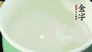 鍋中盛涼水，放入汆燙好的鴿子、火腿片、生姜片。