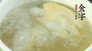 待湯水滾開后，再加入山藥塊，以料酒調(diào)味。