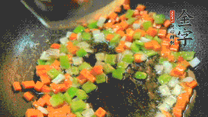 以耗油、料酒調(diào)味，加適量清水燜煮。