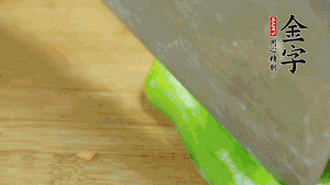 大蒜切成小段，青椒去籽滾刀切成塊。