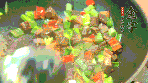 熱油起鍋，依次加入青椒塊、牛肉、大蒜煸炒均勻。