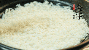 浸泡后的大米加入2湯匙生抽、1湯匙老抽調(diào)味。