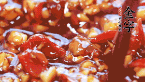 加入蒜末后攪拌均勻，讓每一種味道更加融合。(這個(gè)醬汁是不是看起來很誘人啊^_^)